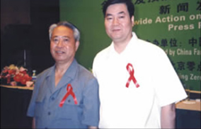 時(shí)任中國計(jì)劃生育政協(xié)常務(wù)副會(huì)長楊魁孚與袁曉峰在一起